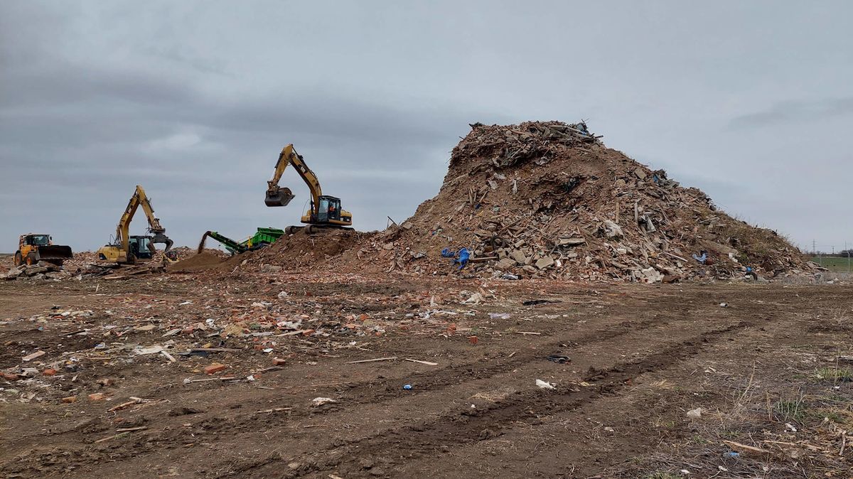 Necelý rok po ničivém tornádu na jižní Moravě: statisíce tun odpadu jsou pryč, hlásí firma AVE